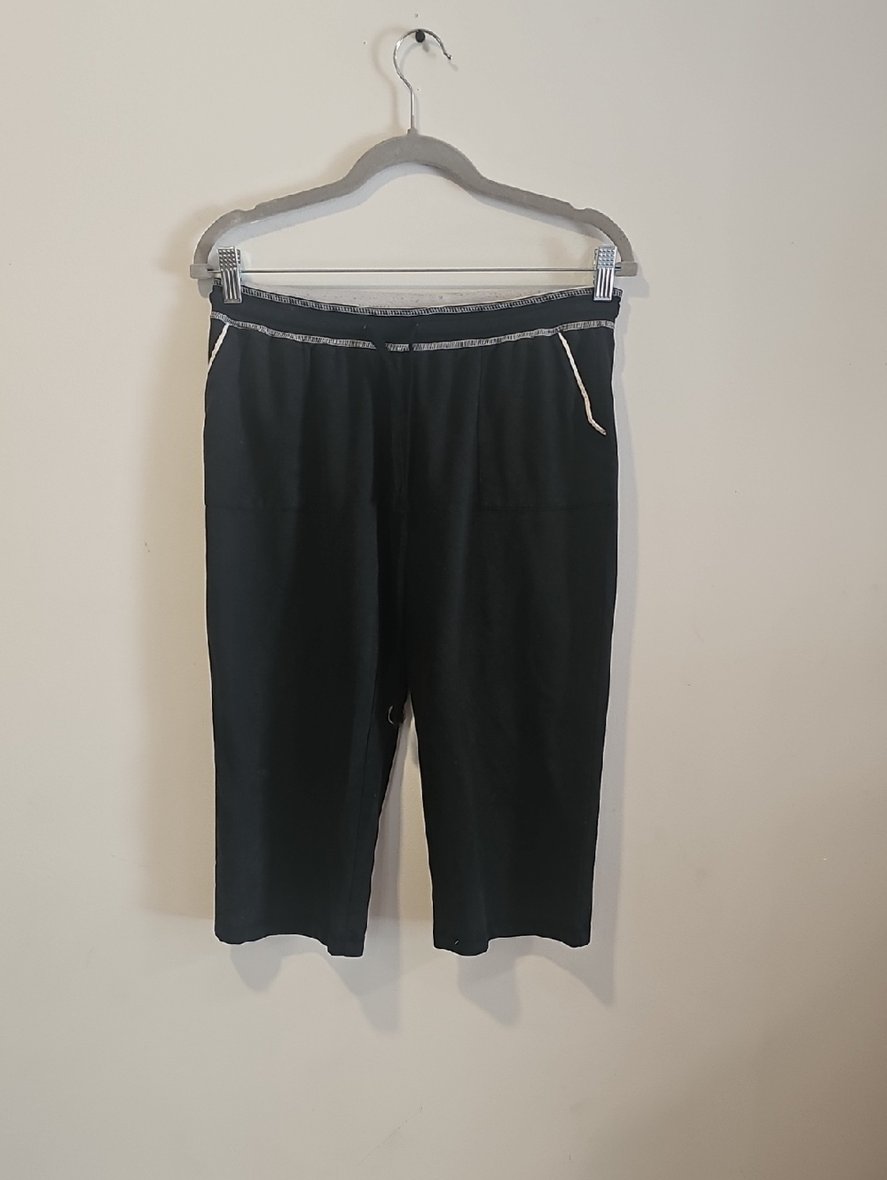 Women's Black Drawstring Jogger Capri Pants